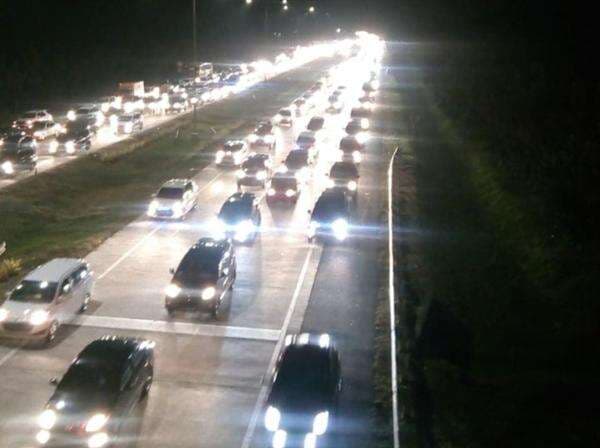 Malam Ini, Polda Jateng Berlakukan One Way Lokal di Brebes - GT Kalikangkung Malam Ini, Polda Jateng Berlakukan One Way Lokal di Brebes - GT Kalikangkung