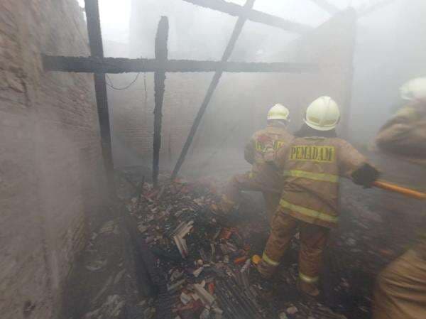 Rumah di Lubang Buaya Jaktim Terbakar Rumah di Lubang Buaya Jaktim Terbakar