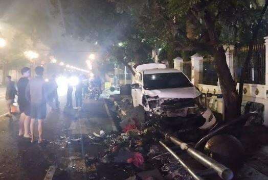 Viral Innova Putih Dikendarai Pelajar Mabuk Tabrak Trotoar Jalan Asia Afrika Bandung Viral Innova Putih Dikendarai Pelajar Mabuk Tabrak Trotoar Jalan Asia Afrika Bandung