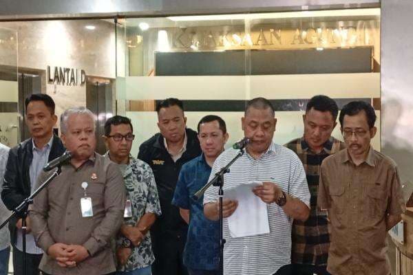 Jadi Tersangka Suap Perkara Migor, 3 Hakim Diduga Terima Uang Rp22 Miliar Jadi Tersangka Suap Perkara Migor, 3 Hakim Diduga Terima Uang Rp22 Miliar