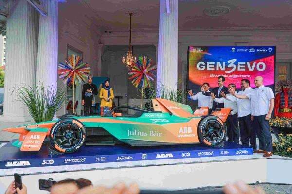 Momen Kaka dan Bimbim Slank Makamkan Bunda Iffet di TPU Karet Bivak Momen Kaka dan Bimbim Slank Makamkan Bunda Iffet di TPU Karet Bivak