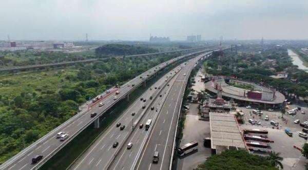 Kecelakaan Beruntun Terjadi di Tol MBZ Km 32 arah Cikampek Kecelakaan Beruntun Terjadi di Tol MBZ Km 32 arah Cikampek