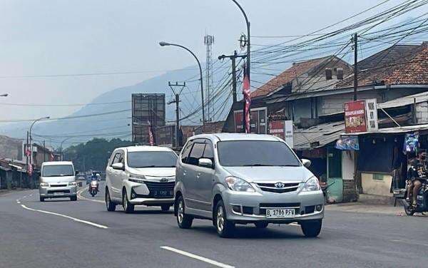 Jelang Puncak Arus Mudik, Kendaraan yang Melintas di Nagreg Mulai Ramai Jelang Puncak Arus Mudik, Kendaraan yang Melintas di Nagreg Mulai Ramai