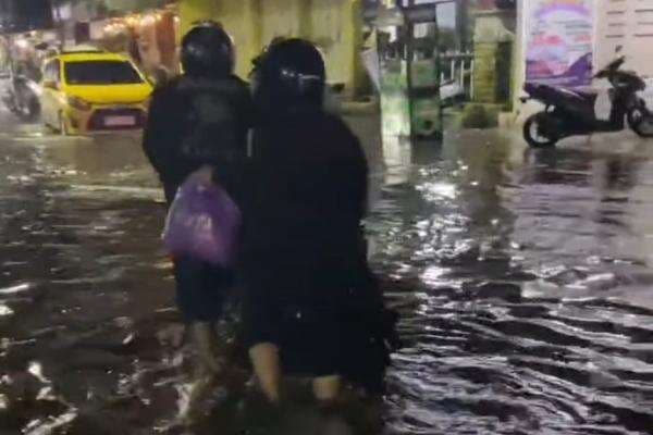 Jatimulya Diterjang Banjir Satu Meter, Banyak Pengendara Motor yang Mogok Jatimulya Diterjang Banjir Satu Meter, Banyak Pengendara Motor yang Mogok