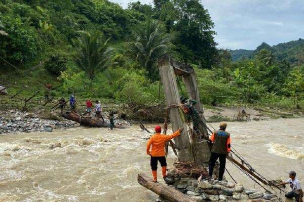 Jembatan Amruk Diterjang Arus Banjir, 230 KK di Kolaka Utara Terisolasi Jembatan Amruk Diterjang Arus Banjir, 230 KK di Kolaka Utara Terisolasi