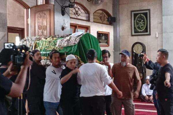 Jenazah Bunda Iffet Disalatkan di Masjid Al-Hidayah Pancoran Jaksel Jenazah Bunda Iffet Disalatkan di Masjid Al-Hidayah Pancoran Jaksel