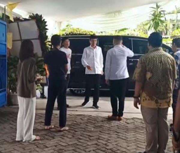 Pulang dari Vatikan, Jokowi Takziyah ke Rumah Duka Bunda Iffet Disambut Bimbim Slank Pulang dari Vatikan, Jokowi Takziyah ke Rumah Duka Bunda Iffet Disambut Bimbim Slank