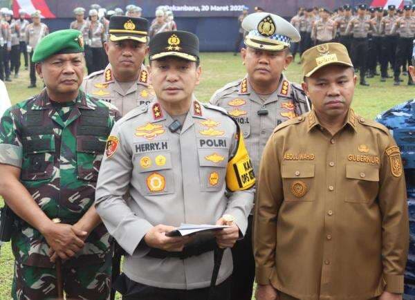 Buntut Debt Collector Ngamuk di Kantor Polisi, Kapolda Riau Copot Kapolsek Bukit Raya Buntut Debt Collector Ngamuk di Kantor Polisi, Kapolda Riau Copot Kapolsek Bukit Raya