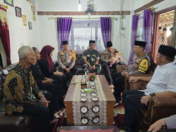 Kapolri Sampaikan Duka Mendalam ke Keluarga Aipda Anm Petrus: Jangan Sungkan, Tetap Keluarga Bhayangkara Kapolri Sampaikan Duka Mendalam ke Keluarga Aipda Anm Petrus: Jangan Sungkan, Tetap Keluarga Bhayangkara