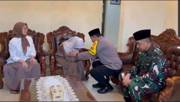 Tanggung Jawab dan Perhatian Kapolri ke Keluarga 3 Polisi Anumerta di Lampung Tanggung Jawab dan Perhatian Kapolri ke Keluarga 3 Polisi Anumerta di Lampung