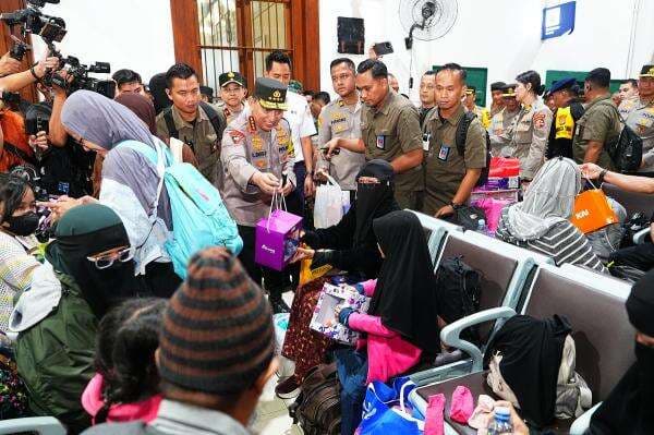 Tinjau Stasiun Tugu DIY, Kapolri Sapa dan Bagikan Bingkisan ke Pemudik Tinjau Stasiun Tugu DIY, Kapolri Sapa dan Bagikan Bingkisan ke Pemudik