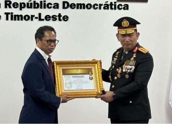 Kapolri Terima Penghargaan Tertinggi dari Pemerintah Timor Leste Kapolri Terima Penghargaan Tertinggi dari Pemerintah Timor Leste
