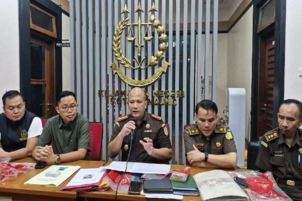 Kasus Dugaan Korupsi Pengadaan Barang dan Jasa, Kejari Kota Bandung Geledah Kantor PT ENM Kasus Dugaan Korupsi Pengadaan Barang dan Jasa, Kejari Kota Bandung Geledah Kantor PT ENM