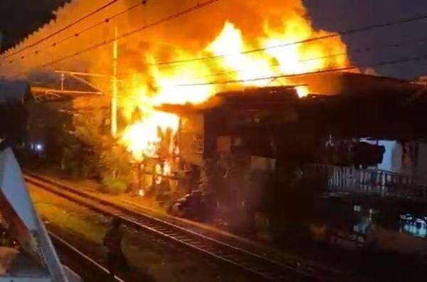 Kebakaran Landa Rumah Padat Penduduk Grogol, 17 Unit Damkar Diterjunkan Kebakaran Landa Rumah Padat Penduduk Grogol, 17 Unit Damkar Diterjunkan
