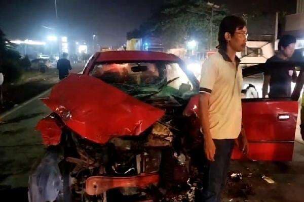 Kecelakaan Mobil vs Truk Tangki di Mojokerto: Ibu Hamil Alami Patah Kaki, Evakuasi Berlangsung Dramatis Kecelakaan Mobil vs Truk Tangki di Mojokerto: Ibu Hamil Alami Patah Kaki, Evakuasi Berlangsung Dramatis