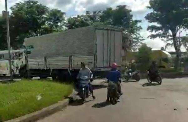 Bus Ugal-Ugalan Tabrak Sejumlah Kendaraan di Cikarang Barat Bus Ugal-Ugalan Tabrak Sejumlah Kendaraan di Cikarang Barat