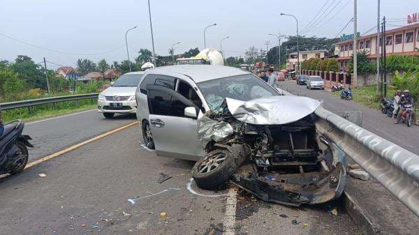 7 Kendaraan Terlibat Tabrakan Beruntun, Sejumlah Orang Jadi Korban 7 Kendaraan Terlibat Tabrakan Beruntun, Sejumlah Orang Jadi Korban