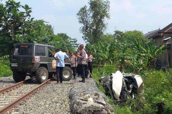 Kecelakaan Kereta Api Tabrak Mobil Sigra di Sukoharjo, 4 Orang Tewas 3 Penumpang Luka Kecelakaan Kereta Api Tabrak Mobil Sigra di Sukoharjo, 4 Orang Tewas 3 Penumpang Luka