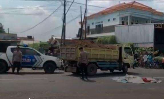 Kecelakaan di Tulungagung, Pemotor Tewas Terjepit Antara Roda Truk dan Tembok Warung Kecelakaan di Tulungagung, Pemotor Tewas Terjepit Antara Roda Truk dan Tembok Warung