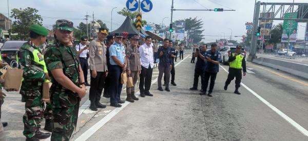 Pastikan Aman dan Lancar, Kemenko Polkam Tinjau Arus Mudik di Jatim Pastikan Aman dan Lancar, Kemenko Polkam Tinjau Arus Mudik di Jatim