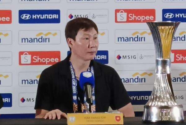 Dalih Kim Sang Sik Usai Bikin Ribut Halangi Lemparan Robi Darwis dengan Botol: Enggak Sengaja! Dalih Kim Sang Sik Usai Bikin Ribut Halangi Lemparan Robi Darwis dengan Botol: Enggak Sengaja!