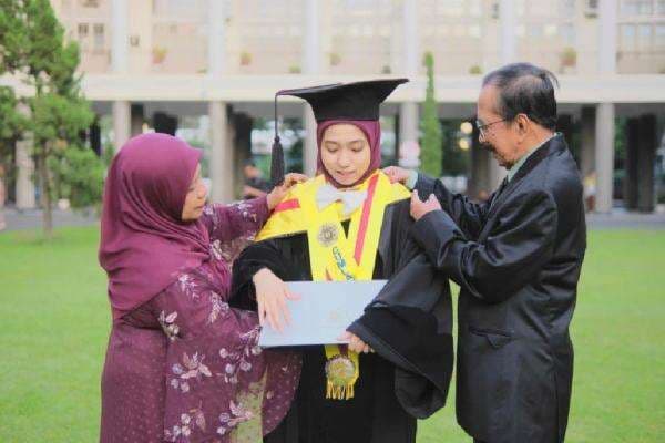 Kisah Dewi Agustiningsih, Anak Sopir Lulusan SMP Jadi Doktor Termuda UGM dan Jabat Dosen ITB Kisah Dewi Agustiningsih, Anak Sopir Lulusan SMP Jadi Doktor Termuda UGM dan Jabat Dosen ITB