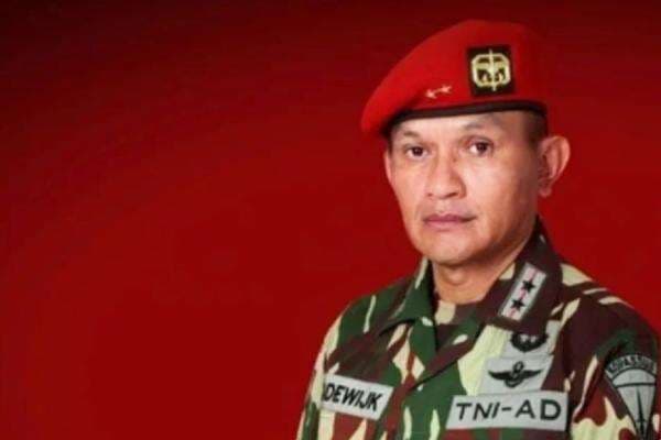 Kisah Jenderal Kopassus Lodewijk Freidrich Paulus, saat Mualaf Disebut Bakal Masuk Neraka hingga Macet Karier Militernya Kisah Jenderal Kopassus Lodewijk Freidrich Paulus, saat Mualaf Disebut Bakal Masuk Neraka hingga Macet Karier Militernya