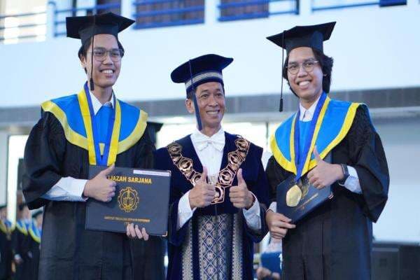 Kisah Si Kembar Risyad dan Rasyid, Lulus Bersama dari ITS Mengejar Mimpi di Dunia Teknologi Kisah Si Kembar Risyad dan Rasyid, Lulus Bersama dari ITS Mengejar Mimpi di Dunia Teknologi