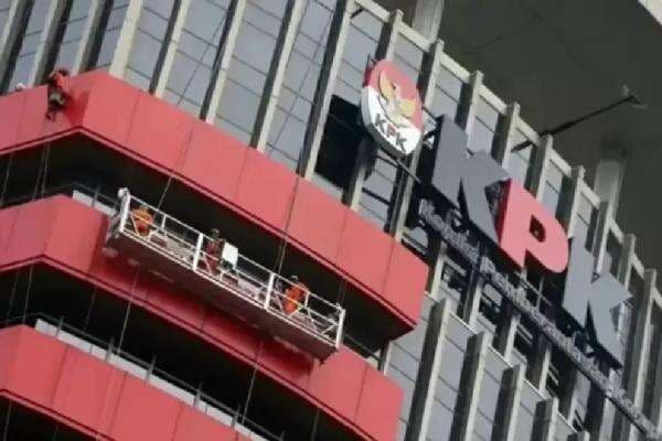 KPK Sita Motor dari Rumah Ridwan Kamil KPK Sita Motor dari Rumah Ridwan Kamil