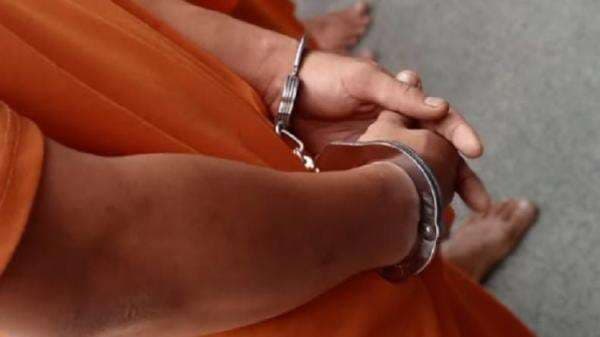 Pengemudi Mobil yang Bacok Driver Ojol Usai Bersenggolan Ditahan di Polsek Kedaton Pengemudi Mobil yang Bacok Driver Ojol Usai Bersenggolan Ditahan di Polsek Kedaton