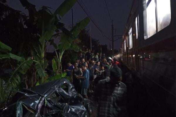 KRL Commuter Line Tertemper Mobil di Cilebut, Rekayasa Pola Operasi Diberlakukan KRL Commuter Line Tertemper Mobil di Cilebut, Rekayasa Pola Operasi Diberlakukan