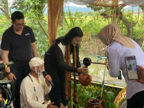 Kunjungi Serang, Miss Indonesia 2024 Resmikan Sumur Air Bersih, Monica: Semoga Kebaikan Ini Dirasa oleh Generasi Berikutnya Kunjungi Serang, Miss Indonesia 2024 Resmikan Sumur Air Bersih, Monica: Semoga Kebaikan Ini Dirasa oleh Generasi Berikutnya