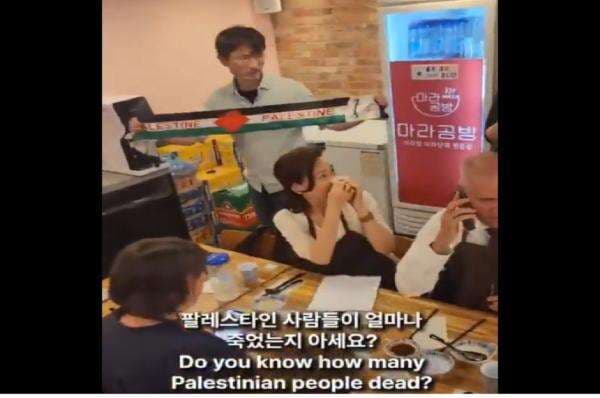 Lagi Asyik Makan di Restoran Seoul, Dubes Israel Ketakutan Diteriaki Genosida oleh Aktivis Lagi Asyik Makan di Restoran Seoul, Dubes Israel Ketakutan Diteriaki Genosida oleh Aktivis