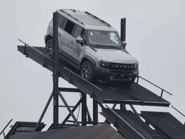 Lahir untuk Bertualang, Gagah di Perkotaan: Jetour T2, Penantang Baru yang Siap Guncang Pasar SUV di Indonesia! Lahir untuk Bertualang, Gagah di Perkotaan: Jetour T2, Penantang Baru yang Siap Guncang Pasar SUV di Indonesia!