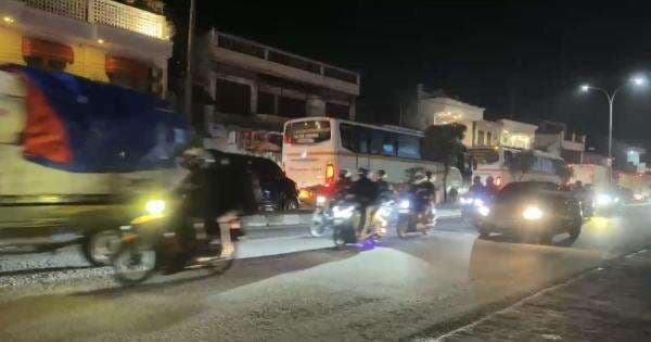 Arus Lalin di Pantura Cirebon Padat Merayap di Tengah Malam Jelang H-3 Lebaran Arus Lalin di Pantura Cirebon Padat Merayap di Tengah Malam Jelang H-3 Lebaran
