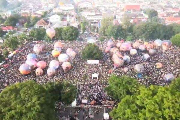 Lautan Manusia Padati Puncak Festival Balon Udara 2025 di Alun-alun Wonosobo Lautan Manusia Padati Puncak Festival Balon Udara 2025 di Alun-alun Wonosobo