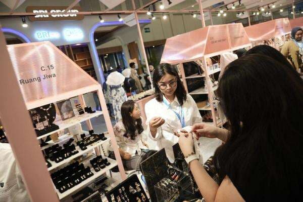 Lewat UMKM EXPO(RT), BRI Bantu Pengusaha UMKM Aksesori Ini Buka Akses ke Pasar Global Lewat UMKM EXPO(RT), BRI Bantu Pengusaha UMKM Aksesori Ini Buka Akses ke Pasar Global