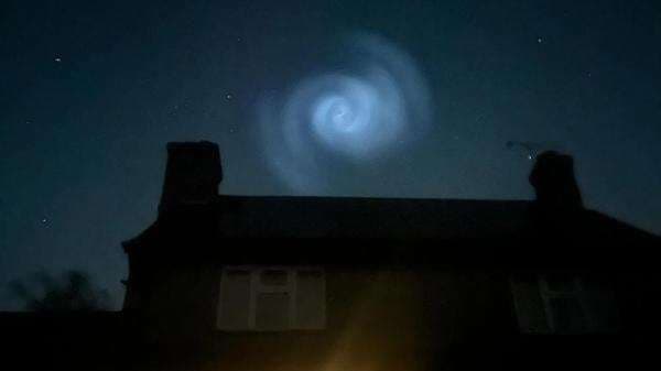 Lingkaran Misterius Terlihat Berputar-putar di Langit Inggris Lingkaran Misterius Terlihat Berputar-putar di Langit Inggris