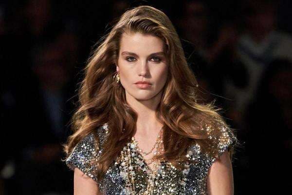 Luna Bijl Kekasih Maarten Paes Tiba di Indonesia, Tuai Pujian saat Diajak Velocity Bareng Fans Luna Bijl Kekasih Maarten Paes Tiba di Indonesia, Tuai Pujian saat Diajak Velocity Bareng Fans