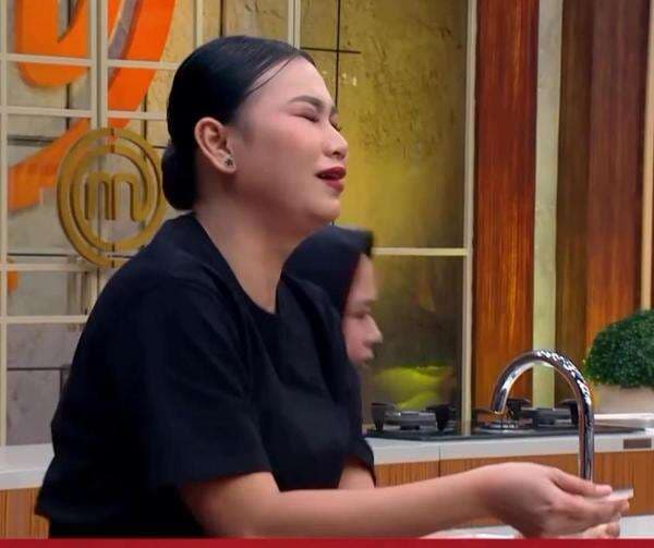 Momen Tegang Black Team MCI Season 12 Ditantang Masak Ikan Sidat demi Raih Apron Putih, Tiara: Jijik Banget! Momen Tegang Black Team MCI Season 12 Ditantang Masak Ikan Sidat demi Raih Apron Putih, Tiara: Jijik Banget!
