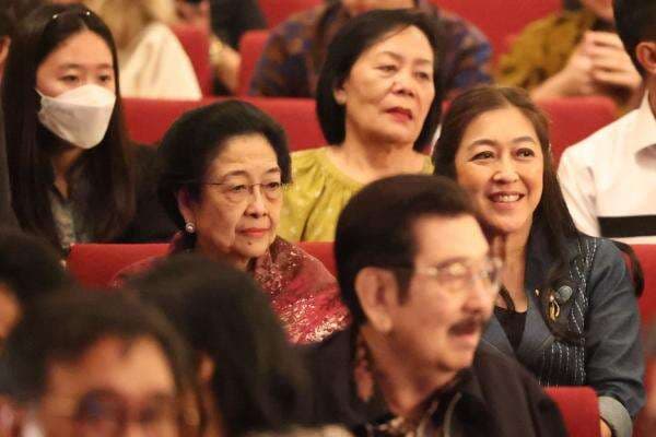 Megawati Nonton Drama Teater Sejarah Soekarno dan Imam Al Bukhari di Gedung Kesenian Jakarta Megawati Nonton Drama Teater Sejarah Soekarno dan Imam Al Bukhari di Gedung Kesenian Jakarta