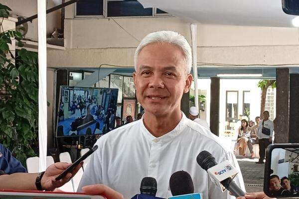 Melayat Bunda Iffet, Ganjar: Sosok Ibu yang Mencintai Anaknya Melayat Bunda Iffet, Ganjar: Sosok Ibu yang Mencintai Anaknya