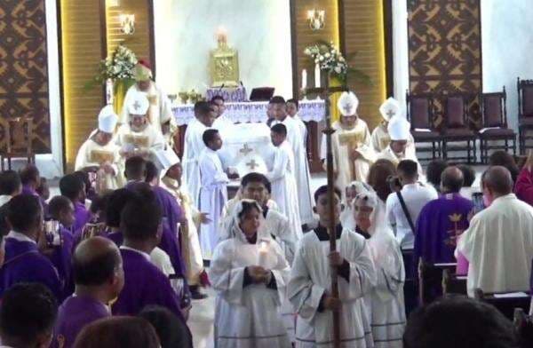 Misa Pemakaman Mgr Petrus Turang Dihadiri Ribuan Umat Katolik Misa Pemakaman Mgr Petrus Turang Dihadiri Ribuan Umat Katolik