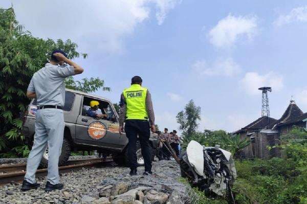 Terungkap! 4 Korban Tewas Mobil Tertabrak Kereta di Sukoharjo Rombongan Pemudik dari Jakarta Terungkap! 4 Korban Tewas Mobil Tertabrak Kereta di Sukoharjo Rombongan Pemudik dari Jakarta