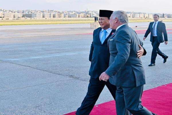 Momen Raja Abdullah II Peluk Prabowo Subianto saat Tiba di Yordania Momen Raja Abdullah II Peluk Prabowo Subianto saat Tiba di Yordania