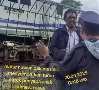 Haru! Momen Masinis Rela Turun Kereta demi Menyapa Anak Disabilitas Haru! Momen Masinis Rela Turun Kereta demi Menyapa Anak Disabilitas