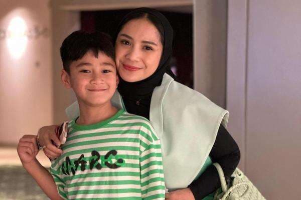 Nagita Slavina Menangis Minta Maaf ke Rafathar Gegara Terlahir sebagai Anak Artis Nagita Slavina Menangis Minta Maaf ke Rafathar Gegara Terlahir sebagai Anak Artis