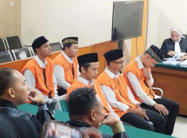 8 Terdakwa Kasus Pabrik Narkoba di Malang Lolos dari Vonis Hukuman Mati 8 Terdakwa Kasus Pabrik Narkoba di Malang Lolos dari Vonis Hukuman Mati