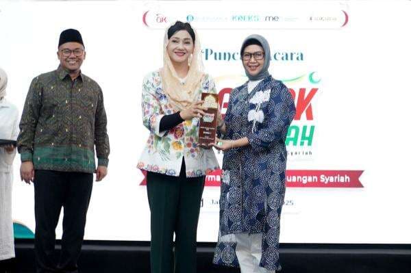 OJK Anugerahkan BSI 3 Penghargaan GERAK Syariah Award OJK Anugerahkan BSI 3 Penghargaan GERAK Syariah Award