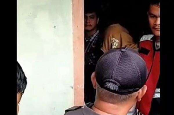 Viral Istri Sah Gerebek Oknum Anggota KPU Nias Barat dengan Selingkuhan di Kamar Kos Viral Istri Sah Gerebek Oknum Anggota KPU Nias Barat dengan Selingkuhan di Kamar Kos